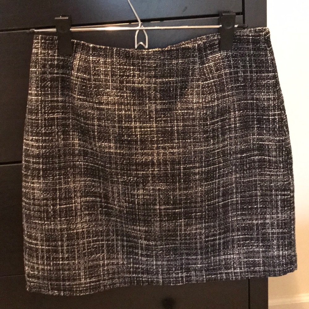 H&M black & white tweed pencil skirt. New w/ tags